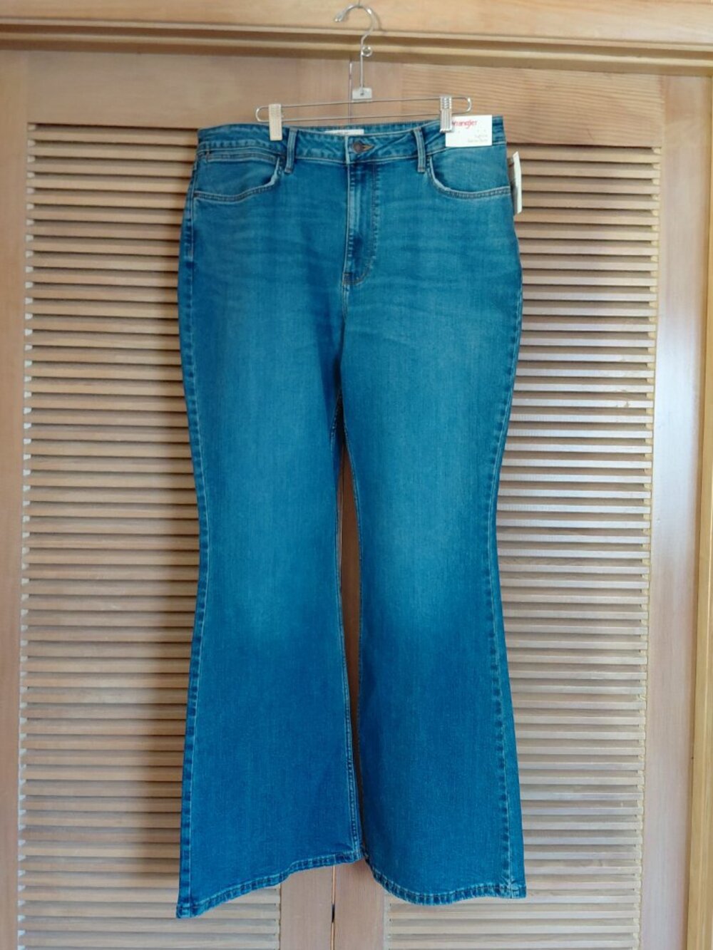 NWT Wrangler Women's Fierce Flare Embroidered Back Pocket Jeans Size 16/33x32